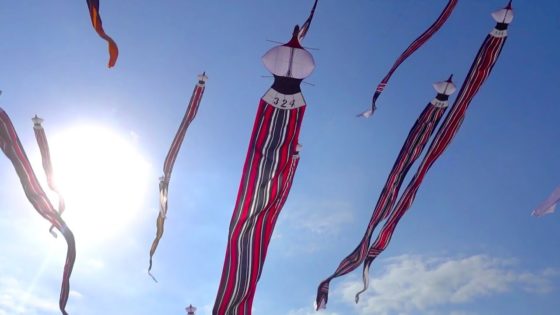 Традиционные воздушные змеи острова Бали на фоне голубого неба